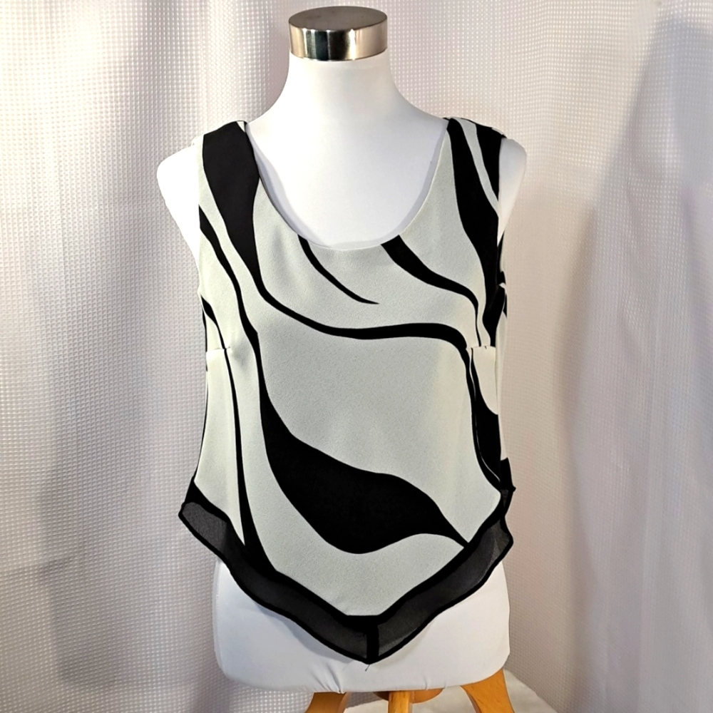 3/$25 R & M Richards 2 Piece Woman's Top